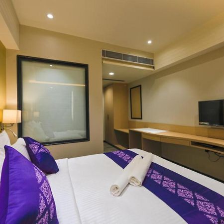 Отель Purple Beds By Vits Dwarkesh, Surat Salabatpura Экстерьер фото