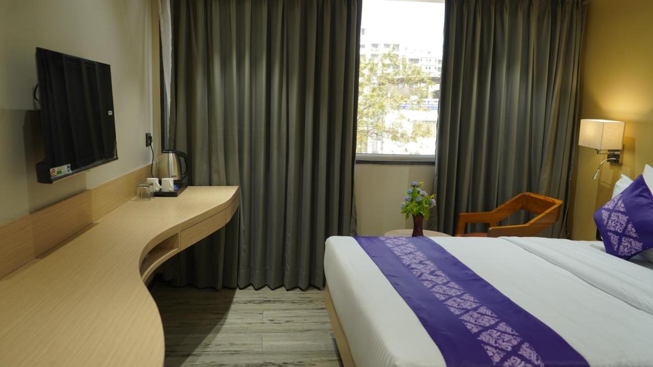 Отель Purple Beds By Vits Dwarkesh, Surat Salabatpura Экстерьер фото