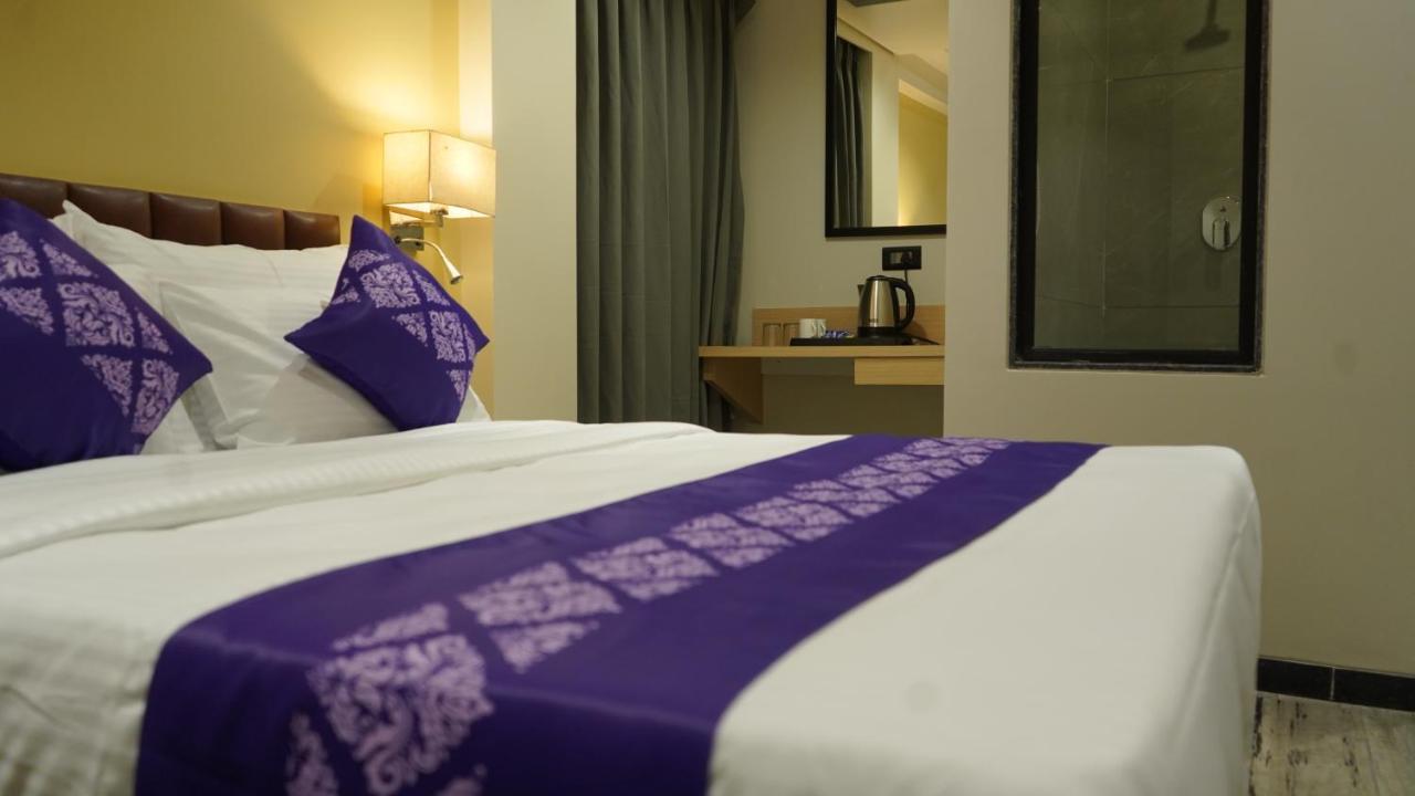 Отель Purple Beds By Vits Dwarkesh, Surat Salabatpura Экстерьер фото