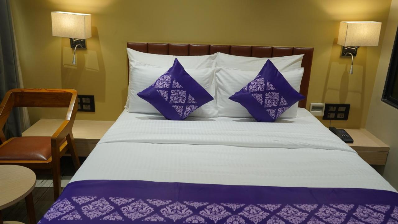 Отель Purple Beds By Vits Dwarkesh, Surat Salabatpura Экстерьер фото