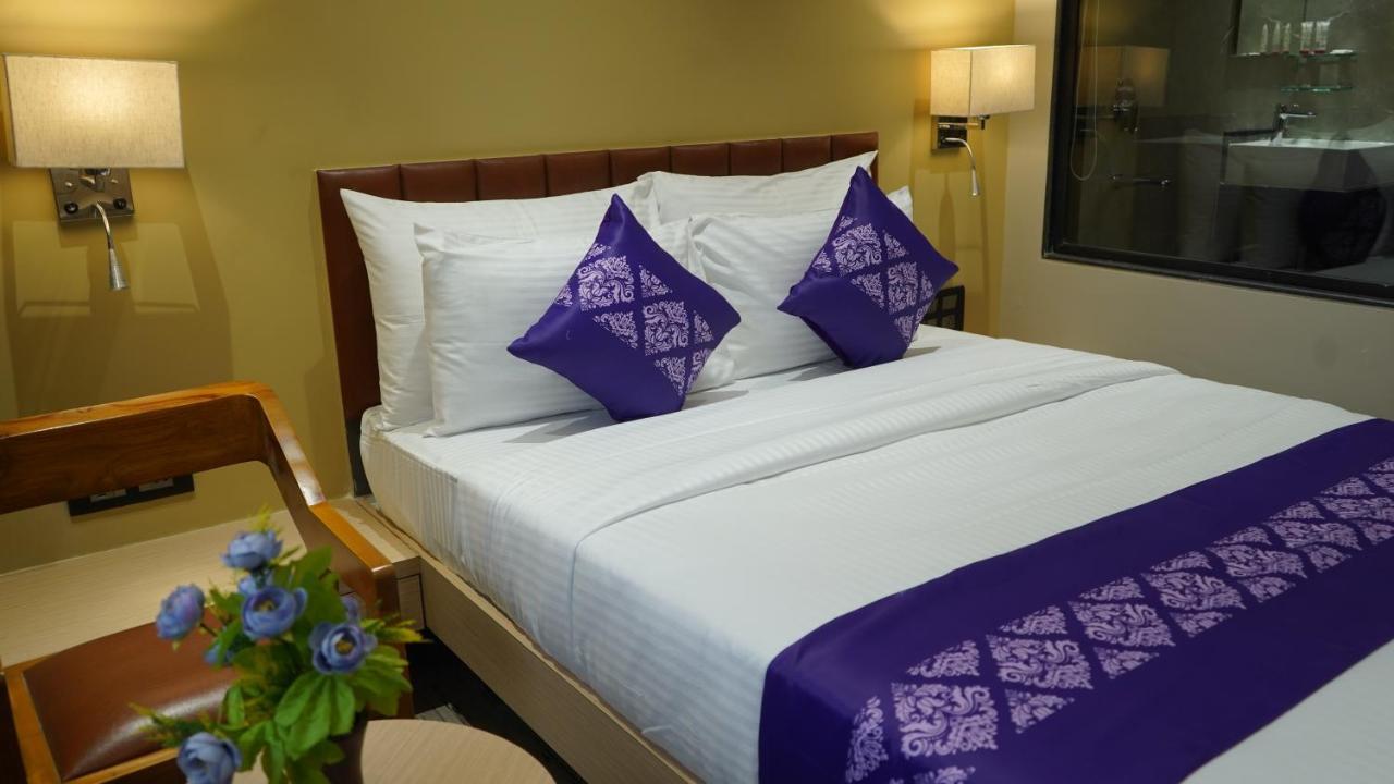 Отель Purple Beds By Vits Dwarkesh, Surat Salabatpura Экстерьер фото