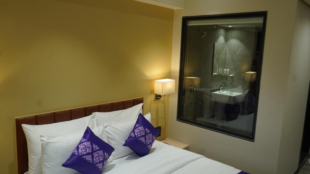 Отель Purple Beds By Vits Dwarkesh, Surat Salabatpura Экстерьер фото