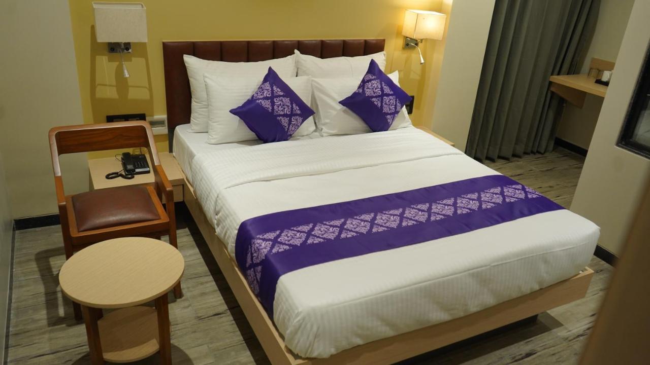 Отель Purple Beds By Vits Dwarkesh, Surat Salabatpura Экстерьер фото