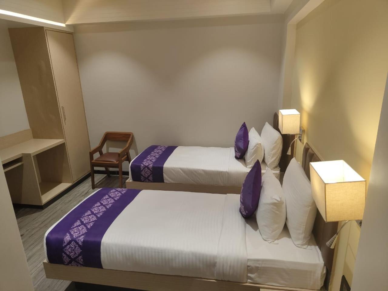 Отель Purple Beds By Vits Dwarkesh, Surat Salabatpura Экстерьер фото