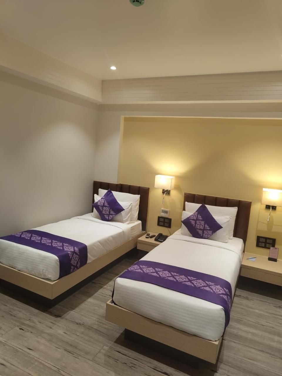 Отель Purple Beds By Vits Dwarkesh, Surat Salabatpura Экстерьер фото