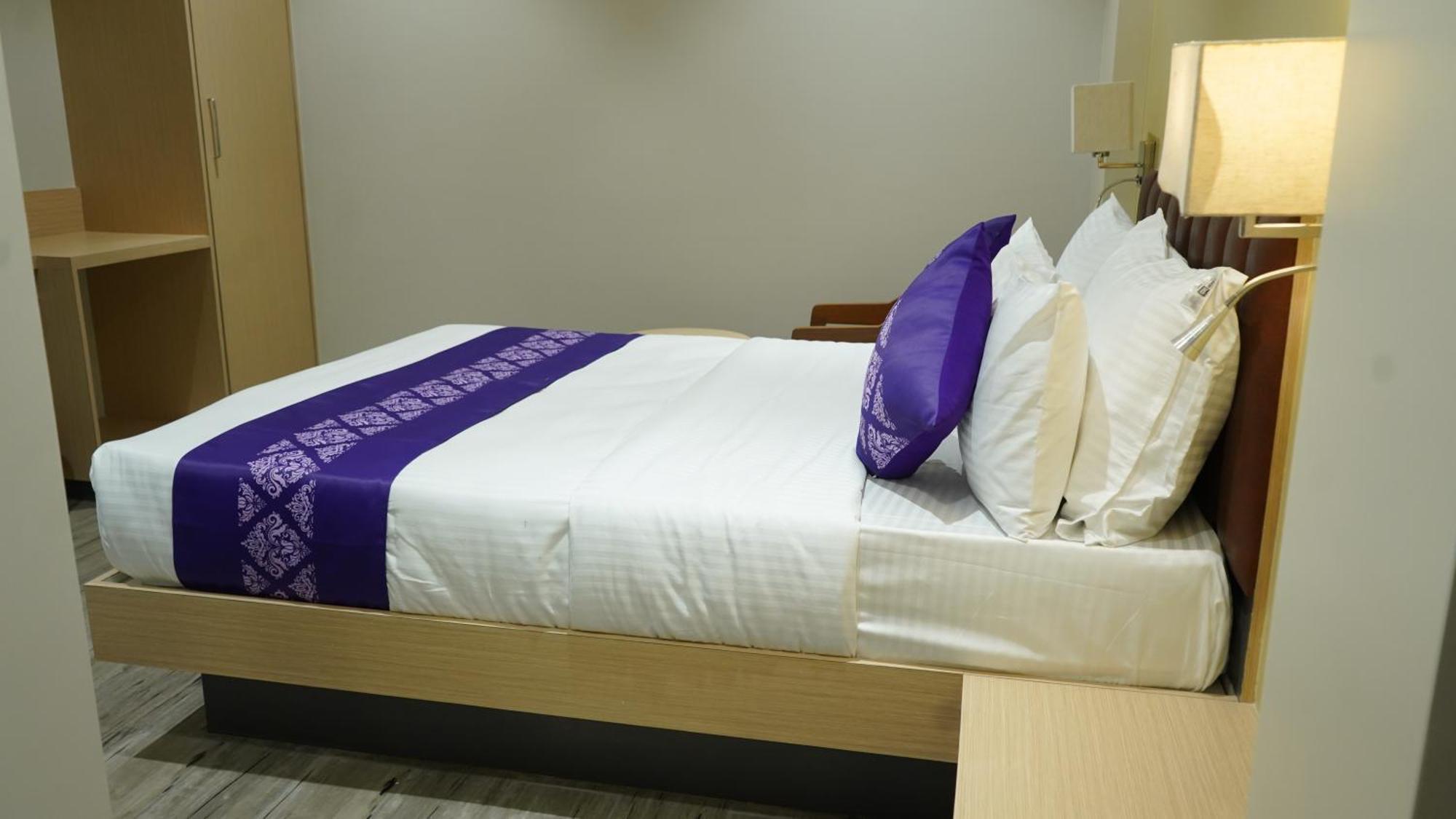Отель Purple Beds By Vits Dwarkesh, Surat Salabatpura Экстерьер фото