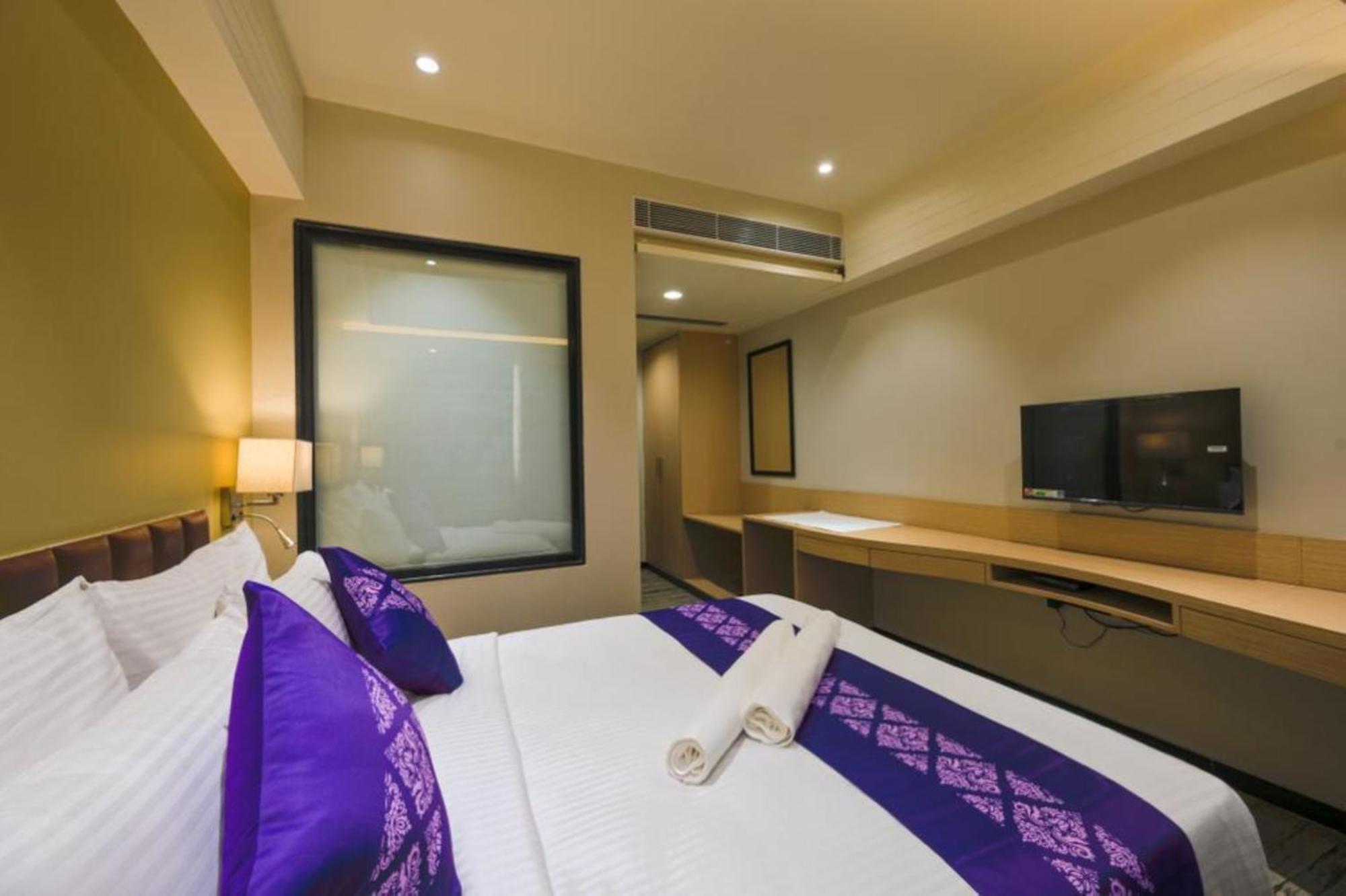 Отель Purple Beds By Vits Dwarkesh, Surat Salabatpura Экстерьер фото